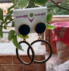 Chic Black &amp; Gold Hoop Earrings