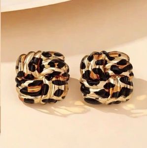 style cast stud ear
