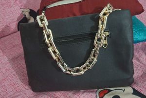 Chic Woven Black Handbag with Gold Chain