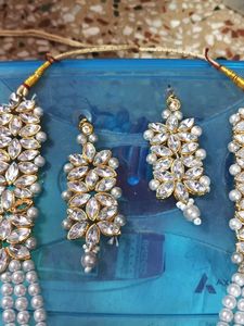 Elegant Kundan &amp; Pearl Maang Tikka