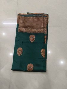 women saari