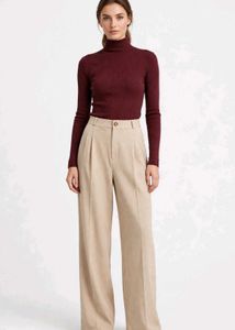 MAROON RIBBED TURTLENECK TOP.