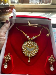 Elegant Kundan Necklace and Earrings Set