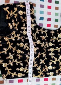 lehenga choli m embroidery work hai aur velvet ka