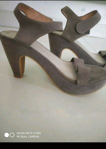 Gray Heels 😍👠