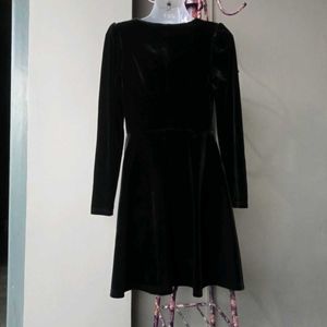 Elegant black velvet long sleeve dress