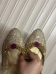 ghungroo Gold Ethnic Juttis