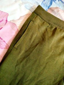 💚Olive Green Joggers printed"LIMITLESS"