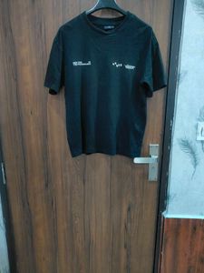 h and m White Athletic Shorts , t shirt