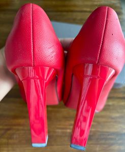 Offer ❤️❤️Red Hot Pumps in great condition