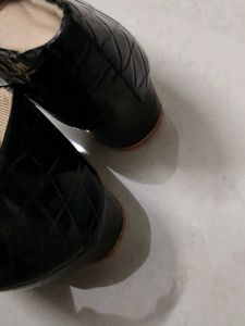 Chic Black Dawars Croc-Embossed Flats