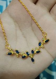 Elegant Leaf Design Necklace