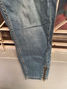 Stylish Blue Denim Jeans with Zipper Accents