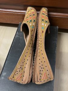 Embroidered Flat jutti / bellies