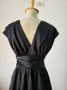 Elegant Black V-Neck Dress with Tulle Hem