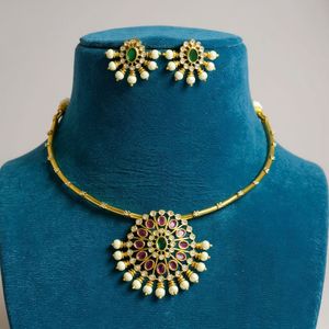 Exquisite Gold Necklace and Earring Set