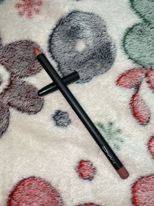 Mac lip liner in the shade boldly bare