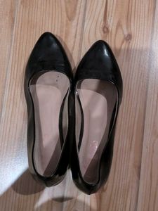 Shiny Black Pointed Toe Heels