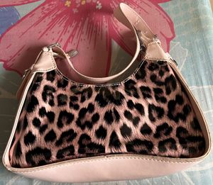 Chic Leopard Print Shoulder Bag