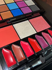 Beautiful Palette With Eyeshadow,Highlighter &amp; Lip