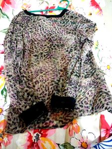 chic Animal / Leopard Print V-Neck Shirt