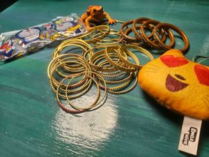 28Bangles, 5Kade, 1Charm, 1Doremon pouch, 1ToyFrog