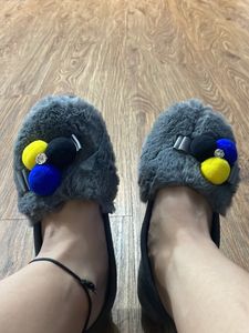 Women Sandel Fur Soft Material International Made In China 240 Size
