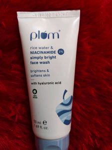 Plum Simply Bright 2% Niacinamide Face Wash with R