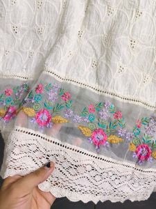 Elegant White Kurta with Floral Embroidery