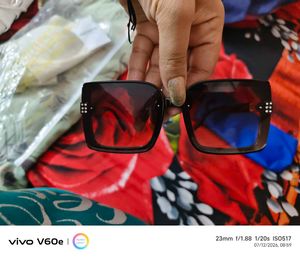 Stylish Square Sunglasses with Rhinestone Accents