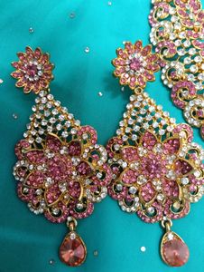 Exquisite Pink &amp; Crystal Necklace Set