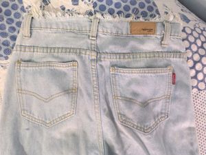 Light Wash Frayed Hem Jeans
