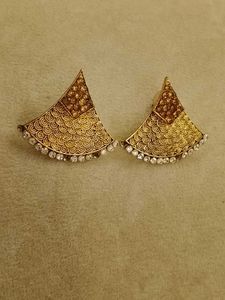 Sparkling Yellow Gemstone Earrings