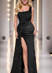 Sparkling Black One-Shoulder Gown