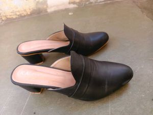 Chic Black Mules - Stylish &amp; Comfortable