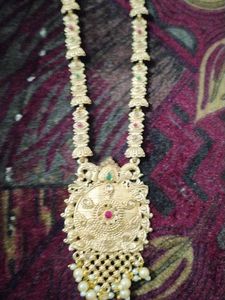 Exquisite Gold-Tone Necklace with Pearls