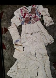 Elegant Cream Kurta Set with Floral Embellishment