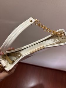 Chic White Shoulder Bag with Gold Chain