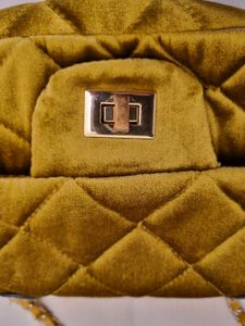accessorise london Crossbody Bag - Quilted Velvet