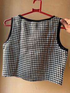 Chic Houndstooth Crop Top
