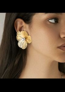 Gold Flower Pearl Earrings