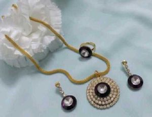 Elegant Jewellery Set with Pendant & Earrings
