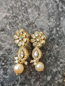 Long jewellery with earings