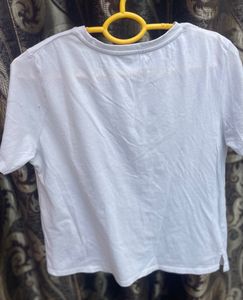 loose white t shrt