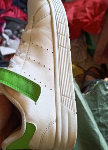 White Sneakers with Green Accents, size UK6, 25 cm