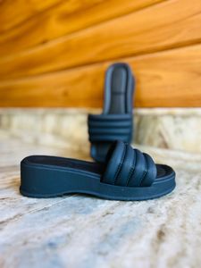 Trendy Black Slippers/flip Flops ✨