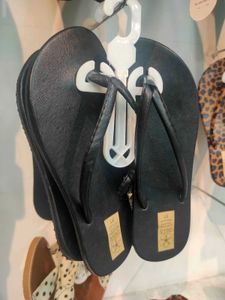 Classic Black Flip-Flops🎀