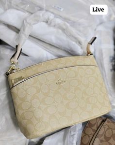 COACH**HANDBAGS**3 COMPARTMENT*WIDOUT BOX