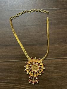 Elegant Gold-Plated Necklace with Red and White St