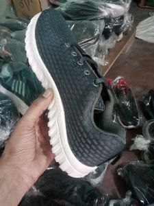 NEW NO USED SPORTS SHOES FOR MEN.